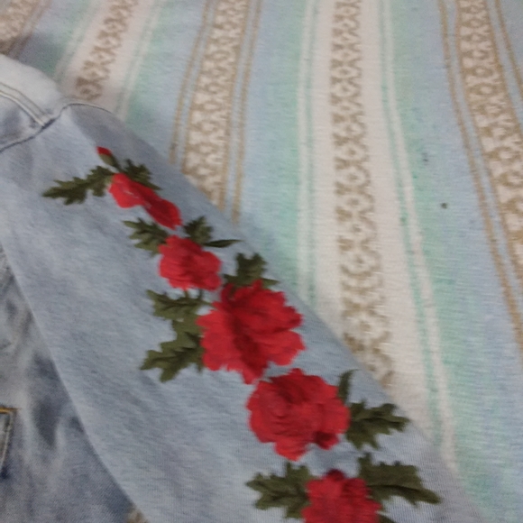 VINTAGE LEVI'S JEAN JACKET  ROSE EMBROIDERY  WOMEN'S MEDIUM - Picture 2 of 16
